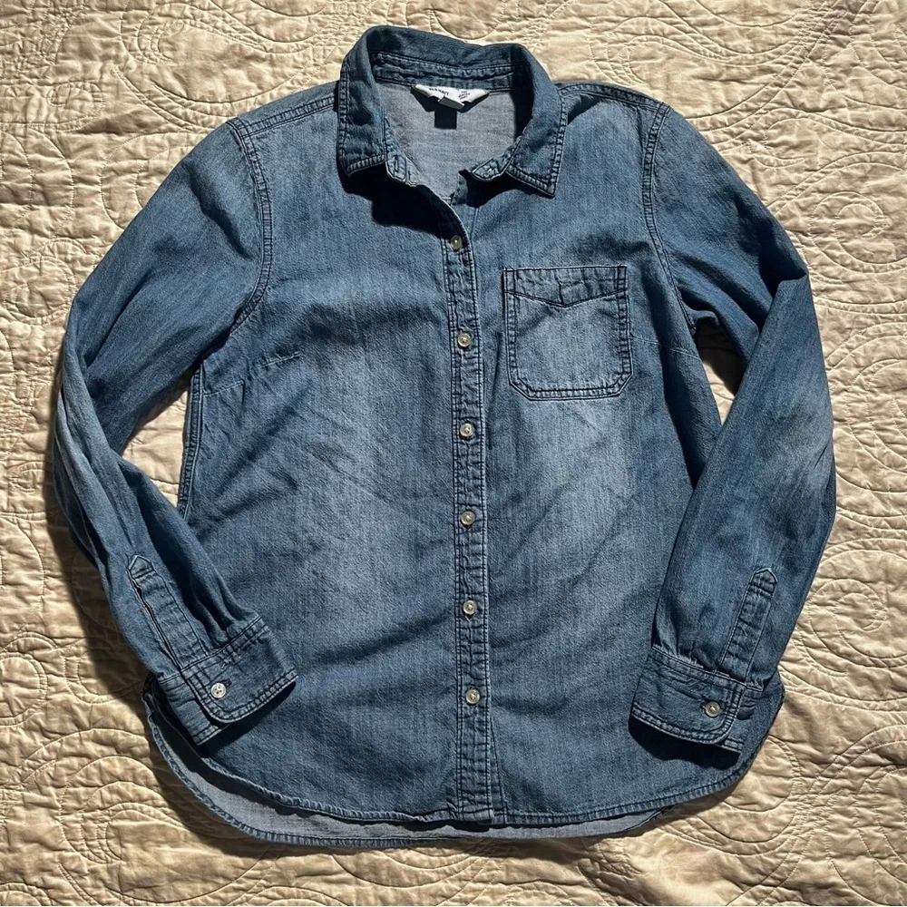 Old Navy medium wash denim button-down - M - Picture 2 of 7